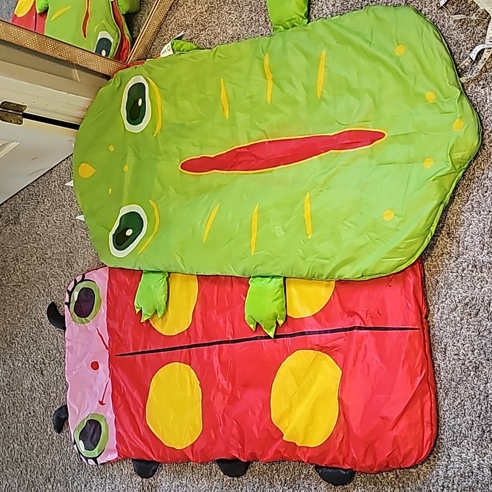 STUNNING MELISSA & DOUG LADBUG ALLIGATOR SLEEPING BAGS
